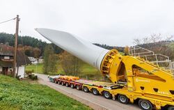 Schwertransport von Windflügel im Schwarzwald