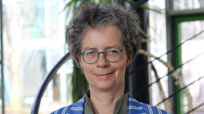 Prof. Dr. Sabine Löbbe, Nachhaltigkeits-beauftragte der Hochschule Reutlingen, und Reutlingens Oberbürgermeister Thomas Keck sin