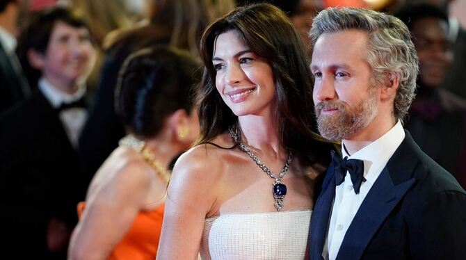 Anne Hathaway & Adam Shulman Anne Hathaway & Adam Shulman