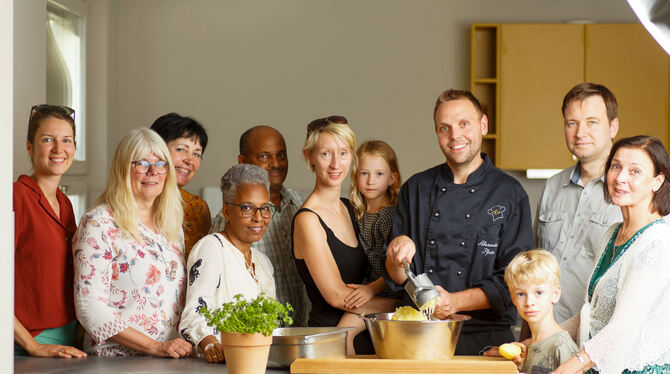 »So schmeckt Dettingen«: Alexander Pfnür stellt Calverbühlis her und wird von Mitgliedern der Projektgruppe und anderen Rezeptge