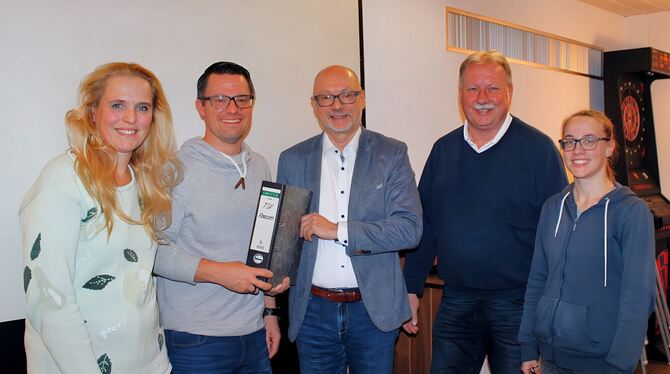Zum Vorstand gehören (von links): Karin Hlawon, Marc Walther, an den Thomas Wagner den Finanzordner übergab, Rainer Hawel und Je