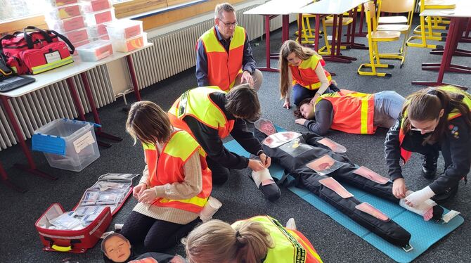 Technisches und praktisches Wissen eignen sich die Mitglieder des Schulsanitätsdiensts der Gustav-Mesmer-Realschule an und wisse