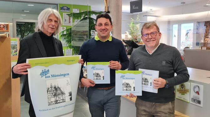 Verleger Wolfgang Wiedemann, Tourismus-Chef Hans-Peter Engelhart und  Bürgermeister Mike Münzing stellen das neue alte Münsinger