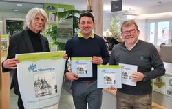 Verleger Wolfgang Wiedemann, Tourismus-Chef Hans-Peter Engelhart und  Bürgermeister Mike Münzing stellen das neue alte Münsinger