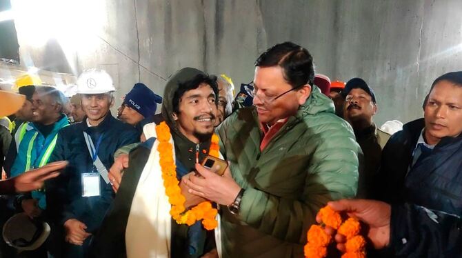 Arbeiter aus Tunnel befreit Arbeiter aus Tunnel befreit