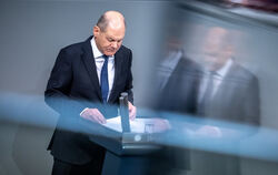 Bundeskanzler Olaf Scholz (SPD) spricht bei einer Regierungserklärung zur Haushaltslage im Bundestag. 