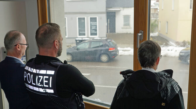 Ortstermin im Münsinger Polizeirevier: Rechtsanwalt Dieter Wandel (von links), der Polizeioberkommissar und Joachim Stahl, Direk