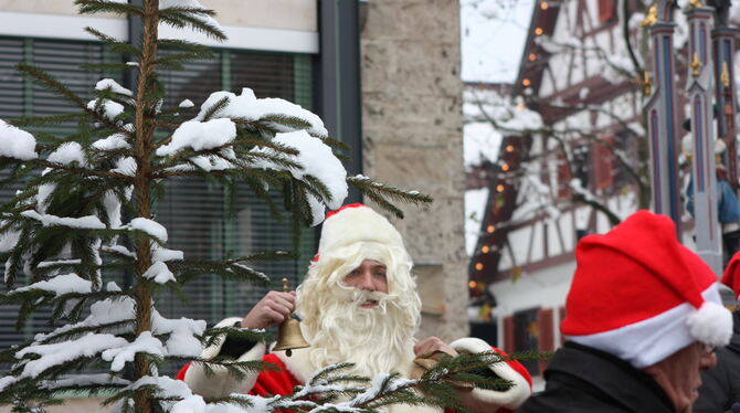 Der Weihnachtsmann ist auch unterwegs und macht auf sich aufmerksam.  FOTO: PR