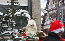 Der Weihnachtsmann ist auch unterwegs und macht auf sich aufmerksam.  FOTO: PR