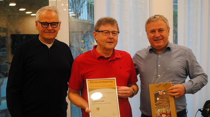 Ehrenpreis für Betreuer des SCT-Nehren: Leonhard Hasting (von links), Thomas Gelsdorf und Johann Eichinger.  FOTO: SCHERTLIN