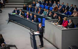  Bundeskanzler Olaf Scholz spricht bei einer Regierungserklärung zur Haushaltslage im Bundestag. FOTO: KAPPELER/DPA