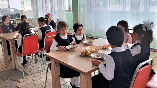 Für manche die einzige richtige Mahlzeit am Tag: Schulspeisung in die Schule Nr. 89 in Duschanbe.