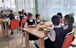 Für manche die einzige richtige Mahlzeit am Tag: Schulspeisung in die Schule Nr. 89 in Duschanbe.