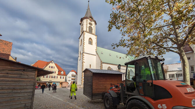 Die Hütten für den Pfullinger Weihnachtsmarkt werden derzeit aufgebaut. Am Freitag geht es los.  FOTO: REISNER