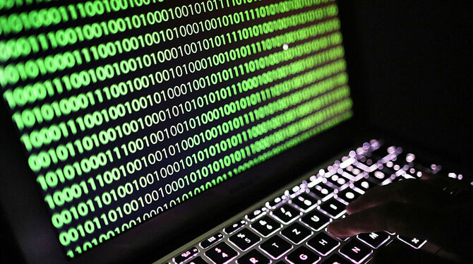 Cyber-Kriminalität hinterlässt enorme Schäden. Hacker können ganze Verwaltungen lahm legen.  FOTO: BERG/DPA