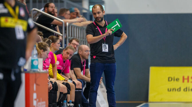 Werner Bösch, der Trainer der Metzinger Handballerinnen: »Mit zwei Punkten mehr wäre ich super-happy.« FOTO: STROHDIEK/EIBNER