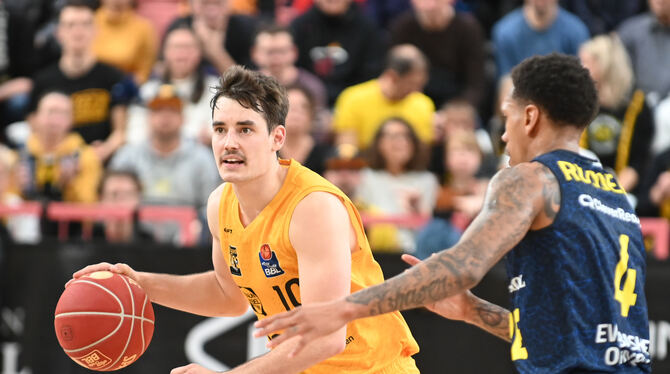26.11.2023, EasyCredit BBL, GER, Spieltag 9, Spielzeit 2023/2024, Tigers Tuebingen vs. EWE Baskets Oldenburg Spieler des Spiels mit zwölf Assists in 19 Minuten gegen Oldenburg: Tigers-Kapitän Gianni Otto (links).