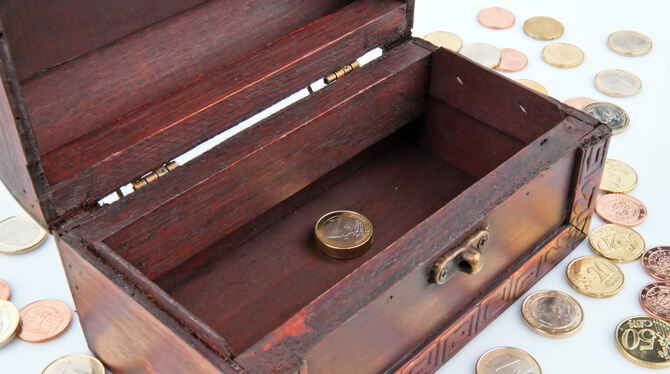 Ausgaben, Ausgabenreform, Bankencrash, Bankenkrise, Bankrott, Budget, Cent, Crash, Darlehen, Defizit, Euro, Eurogeld, Euromünze, Leere Kassen: In St. Johann reicht das Geld gerade mal so für die Pflichtaufgaben.