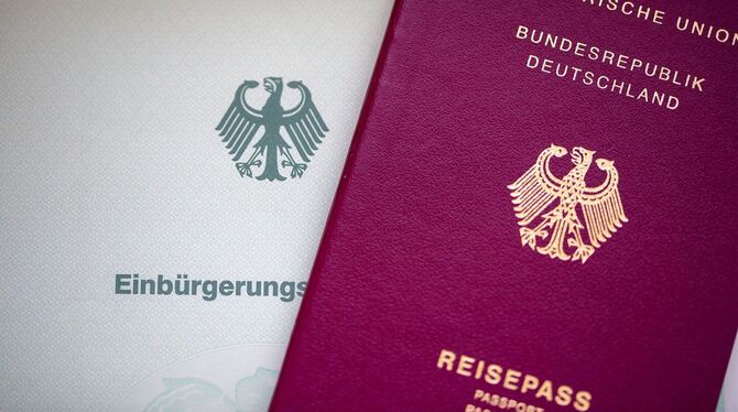 Einbürgerungsurkunde und Reisepass Einbürgerungsurkunde und Reisepass