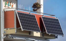 Solarmodule für ein  Balkonkraftwerk hängen an einem Balkon. So kann jeder Stromproduzent werden. 