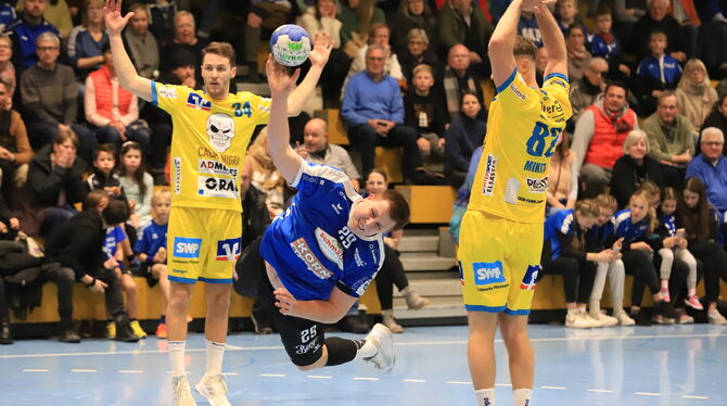 Szene aus dem letzten Duell: Nils Röller (mit Ball) vom VfL Pfullingen setzt sich gegen die Pforzheimer Max Lupus (links) und Ma