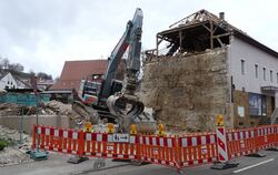 Am Donnerstag stand mittags nur noch das Gebäude des ehemaligen Gasthauses Lamm in der Nürtinger Straße. Der Bagger war unentweg