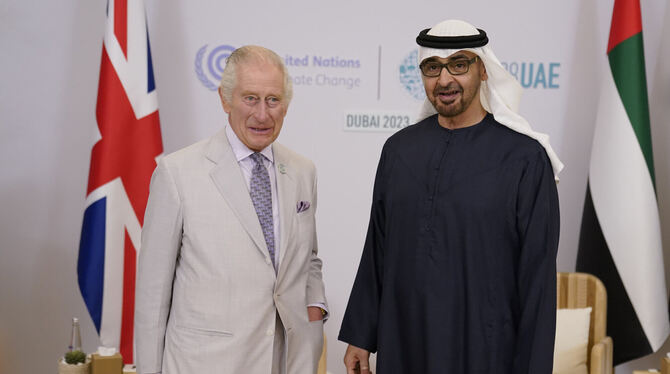 König Charles III. (links) von Großbritannien steht mit Mohammed bin Zayed Al Nahyan, Präsident der Vereinigten Arabischen Emira