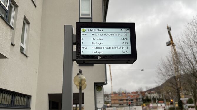 Am Pfullinger Laiblinsplatz werden die Regionalbusse jeweils am falschen Bussteig angezeigt: Statt zum Reutlinger Hauptbahnhof f