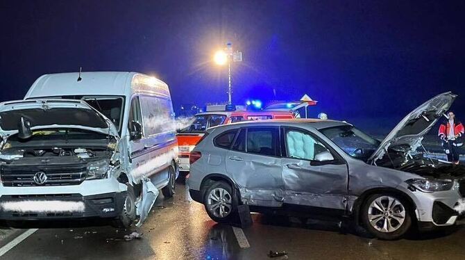 Bei dem schweren Verkehrsunfall bei Rottenburg sind vier Autos zusammengestoßen. Dabei wurden sechs Menschen zum Teil schwer ver