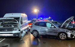 Bei dem schweren Verkehrsunfall bei Rottenburg sind vier Autos zusammengestoßen. Dabei wurden sechs Menschen zum Teil schwer ver