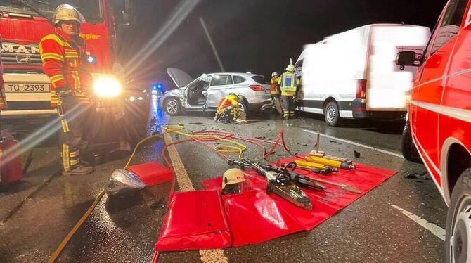 Die Feuerwehr war mit schwerem Gerät ausgerückt, um die Verletzten aus den Unfallautos zu bergen.