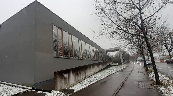 Die beiden Teile der Metzinger Öschhalle werden bei größeren Krisen und Katastrophen mit zwei mobilen Notstromaggregaten ausgerü