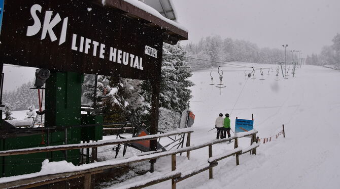 Die ersten Skifahrer waren gleich am Freitag da, als die Heutal-Lifte öffneten.