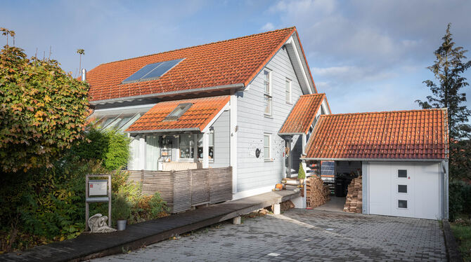 Um dieses Haus in Bad Urach-Wittlingen geht es im Prozess zwischen den Käufern Laura Pippig und Roman Raffler gegen die Verkäufe