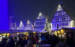  Über 70 Stände mit einem attraktiven Angebot lockten schon am Freitag zahlreiche Besucher auf den Weihnachtsmarkt.  FOTO: SAUTT