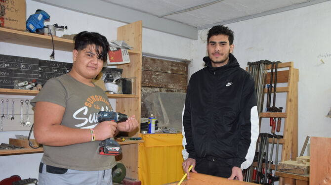 Atthaula (links) und Abdul haben Freude daran, mit Holz zu arbeiten.  FOTO: NOWARA
