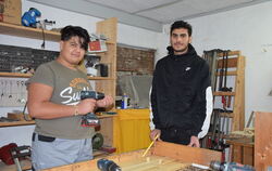 Atthaula (links) und Abdul haben Freude daran, mit Holz zu arbeiten.  FOTO: NOWARA