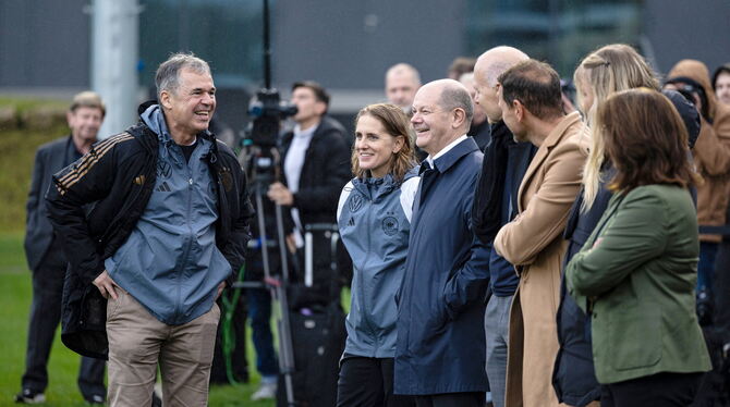 Staatstragend mit Bundeskanzler Olaf Scholz: DFB-Geschäftsführer Andreas Rettig (links). FOTO: BROECKER/WITTERS Staatstragend mit Bundeskanzler Olaf Scholz: DFB-Geschäftsführer Andreas Rettig (links). FOTO: BROECKER/WITTERS