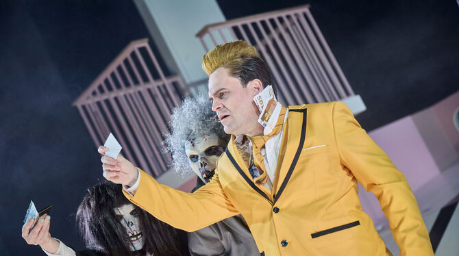 Der Revisor,Von Nikolai Gogol · Deutsch von Ulrike Zemme,Inszenierung,Gregor Turecek,Bühne & Kostüme,Juliette Collas,Video,Julia Ein Städter und die Zombies vom Lande: Jennifer Kornprobst, Jonas Hellenkemper und Stephan Weber (von links).