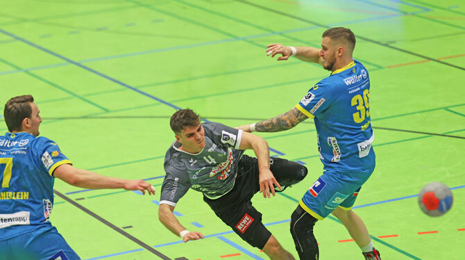 Lukas Dietrich (Mitte), vierfacher Torschütze des VfL Pfullingen, zieht ab. Die Pforzheimer Michael Hohnerlein (links) und Ingo