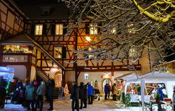Weihnachtsmarkt vor Märchenschloss-Kulisse in Gomaringen
