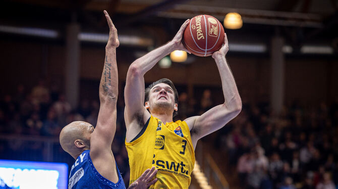 Lichtblick bei den Tigers Tübingen: Jimmy Boeheim (rechts) wird Topscorer mit 26 Punkten und bestätigt seine starke Form aus den