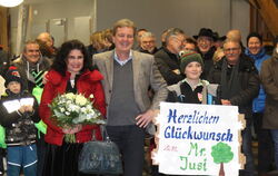 Thomas Franz ist der neue Bürgermeister von Kohlberg. Eingerahmt ist der neue »Mr. Jusi« hier von seiner Frau Tanja und seinem S