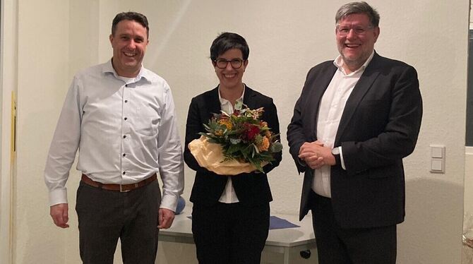 Carmen Haberstroh freut sich, in die Fußstapfen ihres Vorgängers  Dr. Ulrich Fiedler (rechts) zu treten. Jens Mews, der Geschäf