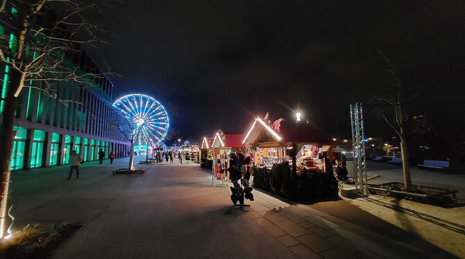 Dienstagabend, 19 Uhr: Jubel und Trubel bei der Marienkirche auf dem Reutlinger Weihnachtsmarkt.