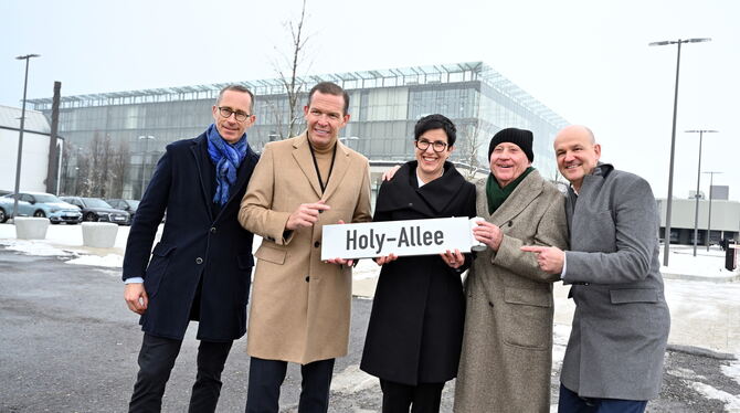 Die Zufahrt auf den Campus der Hugo Boss AG heißt jetzt Holy-Allee. Zur Taufe haben sich (von links) Marc Holy, Urenkel von Hugo