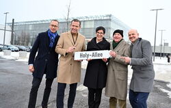 Die Zufahrt auf den Campus der Hugo Boss AG heißt jetzt Holy-Allee. Zur Taufe haben sich (von links) Marc Holy, Urenkel von Hugo