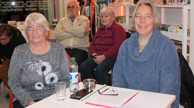 Karin Ensle (rechts) las, unterstützt von ihrer Mutter Sonja Ensle, aus den Kindheitserinnerungen ihrer Tante Hermine. Im Vorder