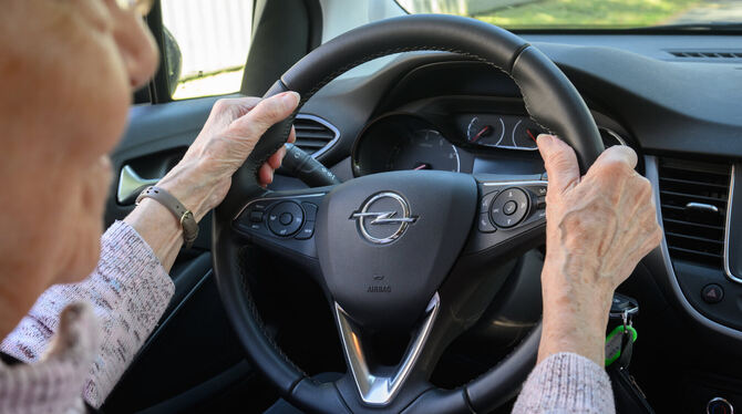 Eine ältere Teilnehmerin sitzt bei der Schulung »Fit im Auto« in einem Fahrschulauto. Die EU-Verkehrsminister wollen zumindest e
