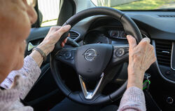 Eine ältere Teilnehmerin sitzt bei der Schulung «Fit im Auto» in einem Fahrschulauto. Die EU-Verkehrsminister wollen zumindest e